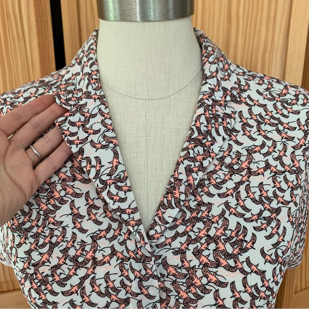 Banana Republic pink popover SS blouse novelty bird crane print. Size petite XS.